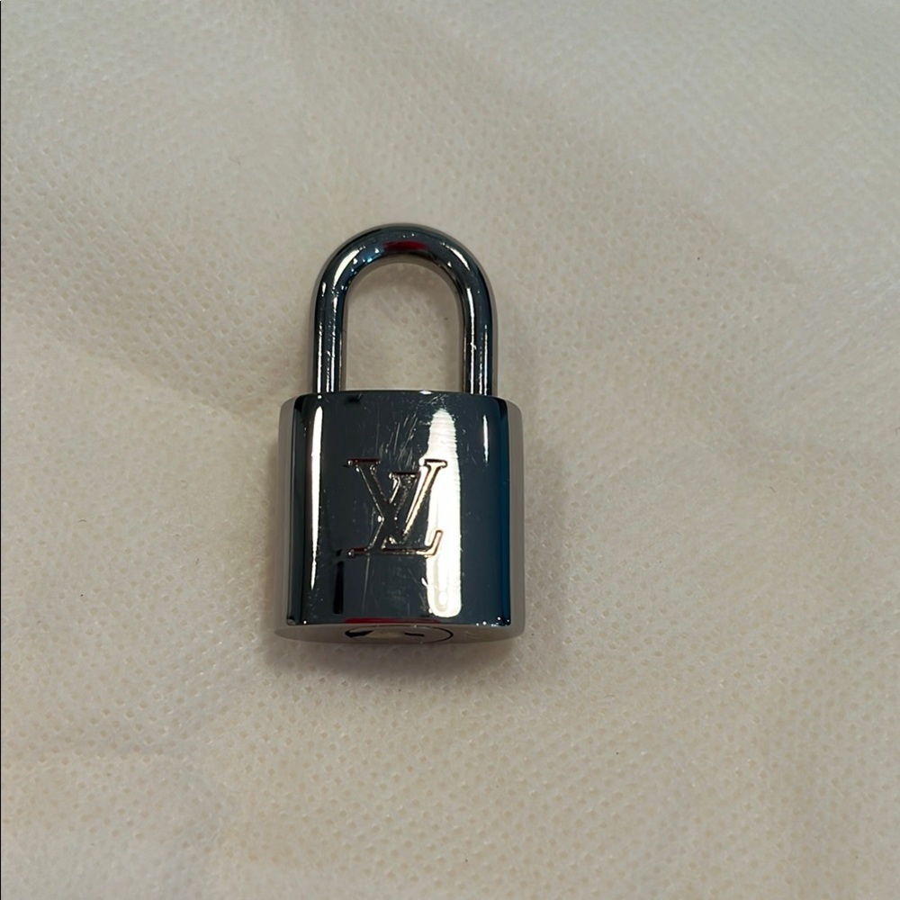Louis Vuitton Shiny Silver Lock #322